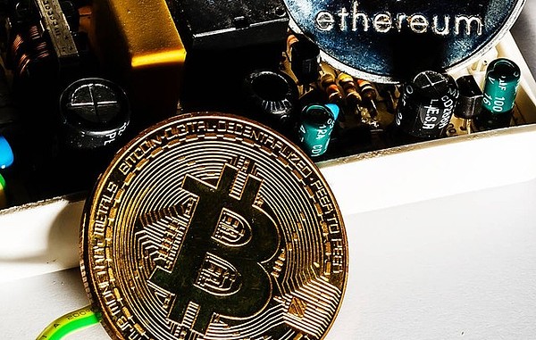 Hyperliquid的魔幻现实主义：流动性狂欢下的暗涌与机遇